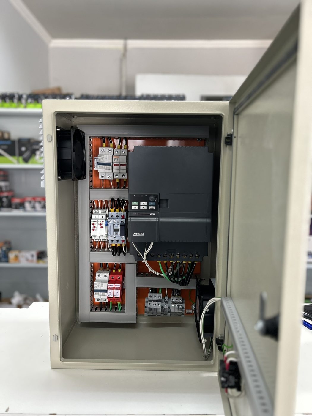 Painel com inversor de frequência montado pela Elétrica IMA